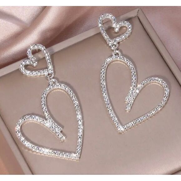 💛 Betsey Johnson double heart rhinestone dangle earrings 💛 - Picture 2 of 9